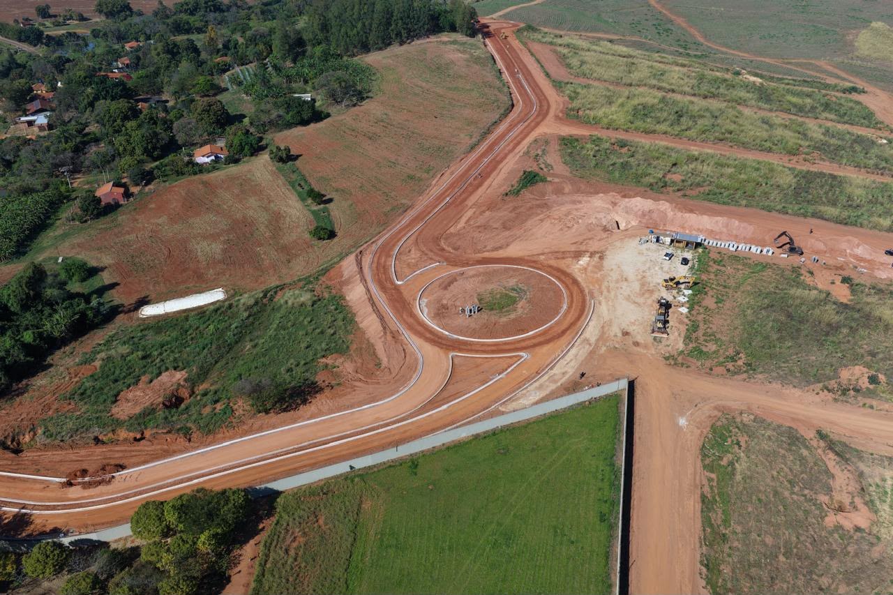 Vista aérea da rotatória em obras